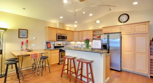 Waterfront Oregon Abode w/ Balcony & Ocean Views!, Rezerwuj Apartament Newport 