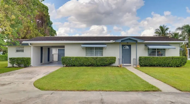 2 Mi to Lake Okeechobee: Waterfront Home w/ Deck!, 预订 度假屋 奥基乔比 Southwest Florida