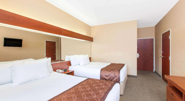 Четырёхместный номер Standard Microtel Inn by Wyndham Rogers