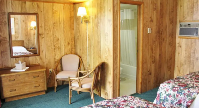 Barberry Court Motel &Cabins, Забронировать Мотель Отели Лейк-Джордж с парковкой, рядом с Музей «Форт Уильям-Генри», Парковка