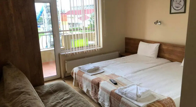 Двухместный номер Standard с балконом Хотел ЮГ / Guest House Yug