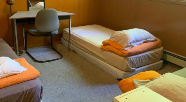 Кровать в общем номере Vancouver Backpacker House - 10 min walk to Metrotown skytrain station
