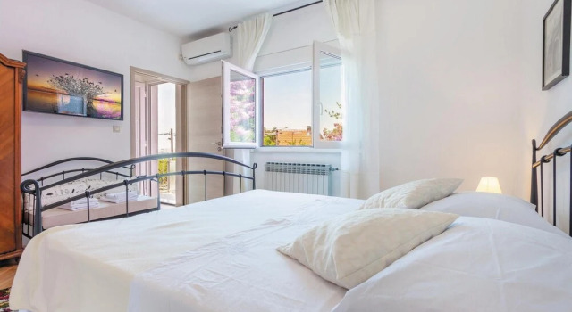 Awesome Home in Podstrana With Wifi and 3 Bedrooms, Rezerwuj Hotel Hotele w Strožanac z parkingiem, Parking