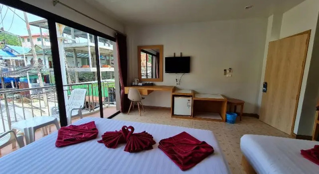 Трёхместный номер Standard с балконом Room Actually