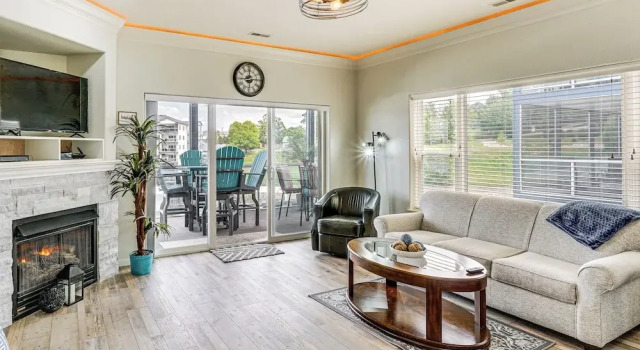 Апартаменты Poolside Fun + Views! Waterfront Ozarks Retreat