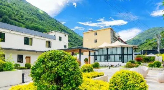 Kangding Tingshan Hot Spring Homestay, Varaa Hotelli Hotellit Sichuan pysäköinnillä, Pysäköinti