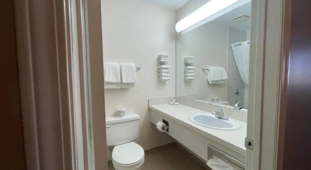 Двухместный номер Deluxe Travelodge by Wyndham Fort St John
