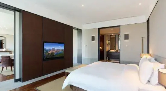 Люкс Premier Greentown Rose Garden Hotel