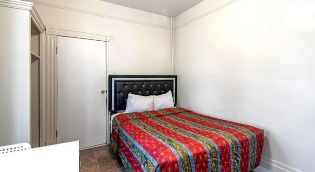 Mariachi Plaza Hotel