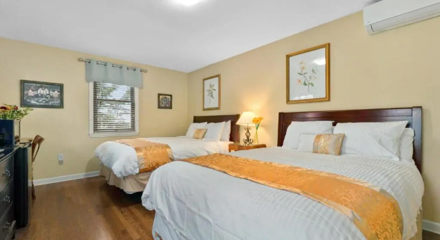 Четырёхместный номер Standard DeBary Inn