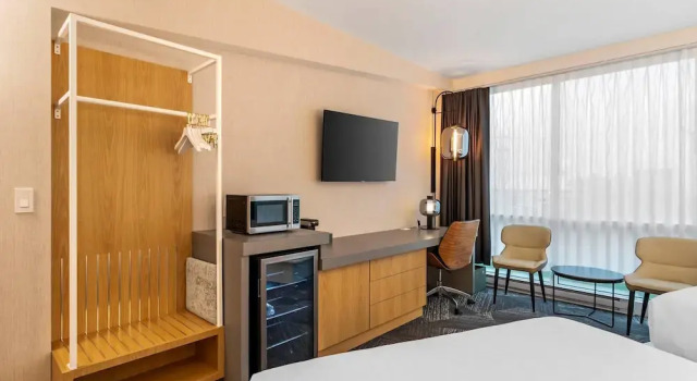 Четырёхместный номер Standard с видом на город Clarion Lakeside Inn & Conference Centre