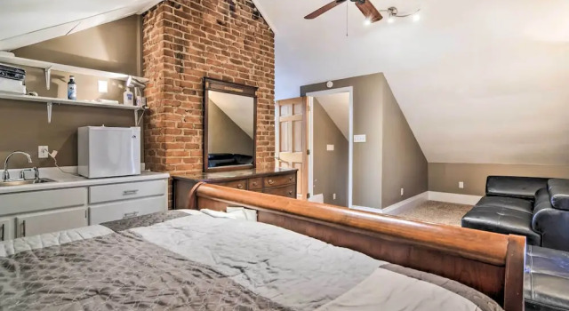 Stylish Vicksburg Apt w/ Porch - 2 Mi to Casino!, Забронировать Апартаменты/квартира Апартаменты Виксберг, рядом с Детский художественный парк Catfish Row, Апартаменты/квартира