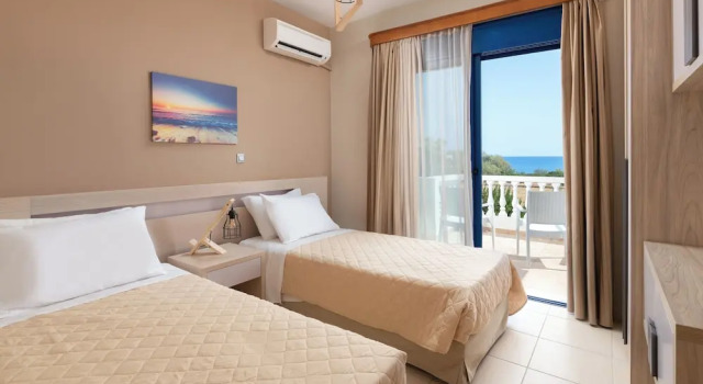 Вилла Luxury с балконом и рядом с пляжем RITA MARE seafront villas heated Pools