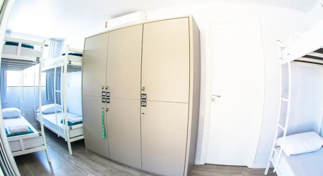 Кровать в общем номере с 6 комнатами Innbox Praia do Rosa