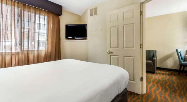 Люкс MainStay Suites Greenville Airport