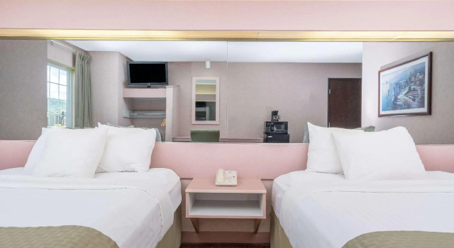 Четырёхместный номер Standard Microtel Inn La Crosse Onalaska Area