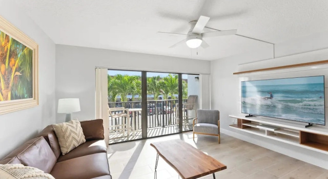 Номер Deluxe с 2 комнатами с частичным видом на океан Chateau by the Sea - Cocoa Beach Oceanfront Pet-Friendly Condos with Rooftop Deck & Heated Pool