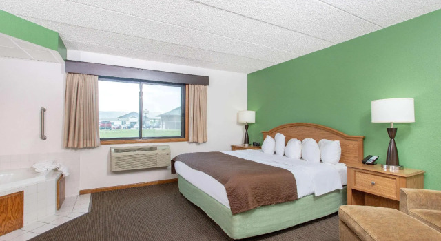 Двухместный люкс AmericInn by Wyndham Eau Claire