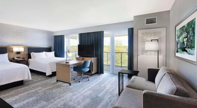 Четырёхместный люкс с балконом Hampton Inn & Suites Watertown Boston, Ma