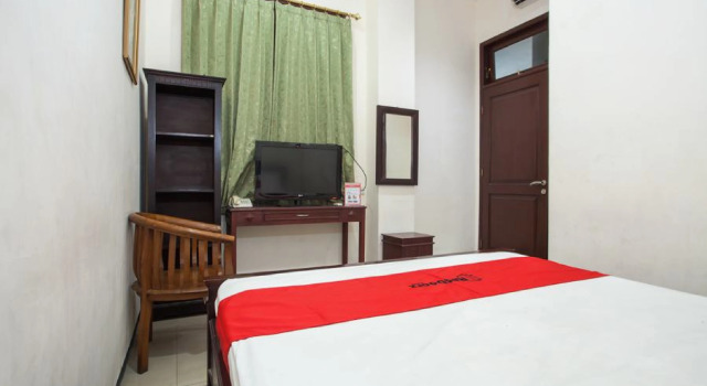 Standard Zimmer RedDoorz @ Raya Ngagel 2