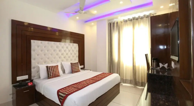 OYO 9420 Hotel Silver Palm