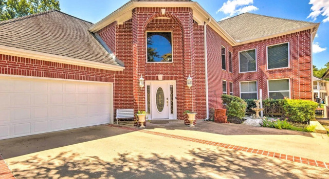 Beautiful Montgomery Home w/ Lakefront Deck!, Varaa Lomakoti Hotellit Lake Conroe pysäköinnillä, Pysäköinti