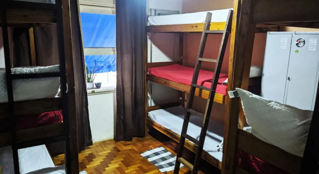 Кровать в общем номере Babilonia Rio Hostel