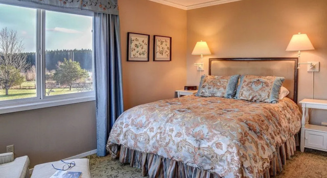 Trumpeter Inn, Забронировать Отель «постель и завтрак» Фрайдей-Харбор San Juan Islands, рядом с Историческое сообщество и музей San Juan