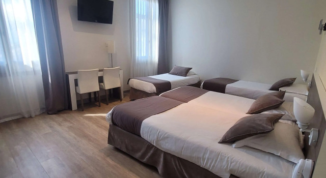Четырёхместный номер Standard KYRIAD ORANGE Centre Ville - HOTEL RESTAURANT BAR - Galerie dArt des Princes - Provence Alpes CôteAzur - France - AUTOROUTE A7-A9 - exit21- Châteauneuf-du-Pape Avignon Bollene Nimes Valence - Terrasse - Repas - Petit Déjeuner