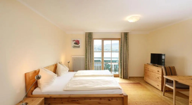 Двухместный номер Deluxe с балконом и с видом на озеро Hotel Garni Dorferwirt am Irrsee