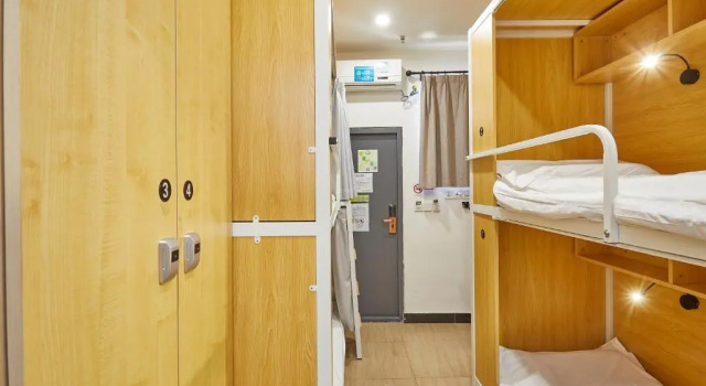 Кровать в общем номере (мужской номер) Meego Yes Hotel