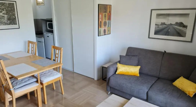 2P entièrement climatisé I Bien insonorisé I Wifi I A 300 m de la mer I Restaurants commerces et transports à 5mn à pied I Idéal 2 personnes I Possibilité 4 avec canapé lit de qualité I Très belle Douche