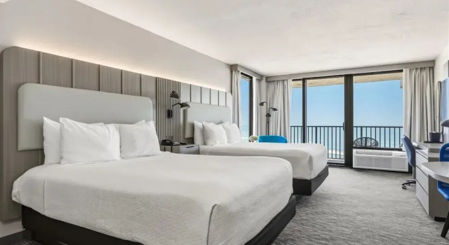 Четырёхместный номер Standard с балконом и с красивым видом из окна Nautilus Inn - Daytona Beach