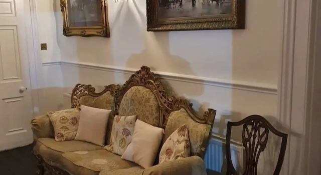 Коттедж с балконом Historic Manor House - Sleeps 16 - Pool & Hot Tub