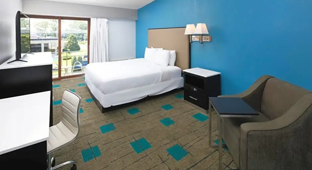 Четырёхместный номер Standard с балконом Hawthorn Extended Stay by Wyndham Chambersburg