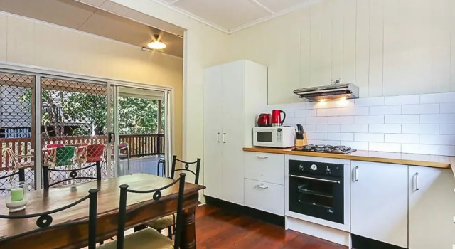 Charming Characterful Rustic-style Home Near The Gabba, Забронировать Отель Отели Брисбна 3 звезды, рядом с Торговый центр Buranda Village, 3*