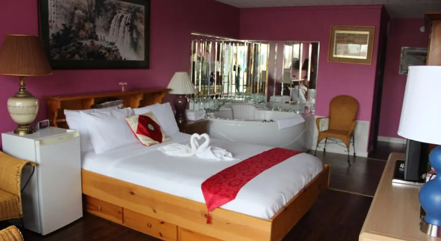 Двухместный люкс с балконом Ritz Inn Niagara