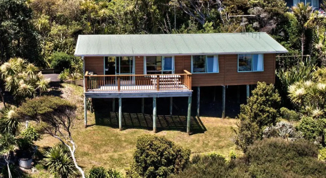 Seaview, Sun and Surf - Piha Holiday Home, Rezerwuj Hotel Piha Auckland