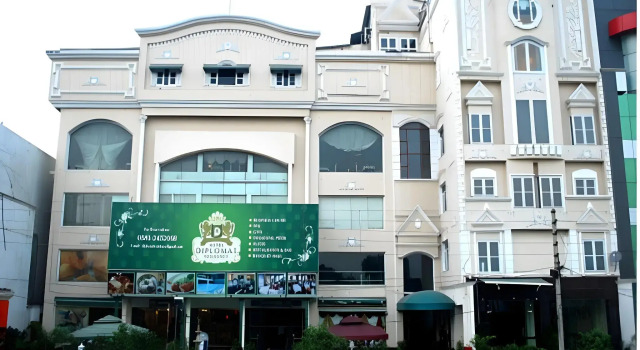 Hotel Diplomat Residency, Забронировать Отель Отели Барели с бассейном, Бассейн