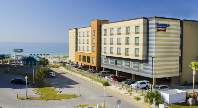 Кровать в общем номере Wavecrest Lodge