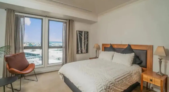 Spacious 1BR Apt Parking+Gym+Pool Zodiak Stays, Забронировать Дом для отпуска Виллы Окленда, Вилла