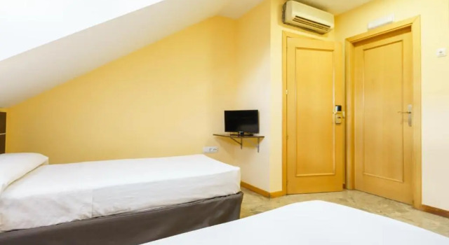 Двухместный номер Standard с балконом Hostal Frasca by Vivere Stays