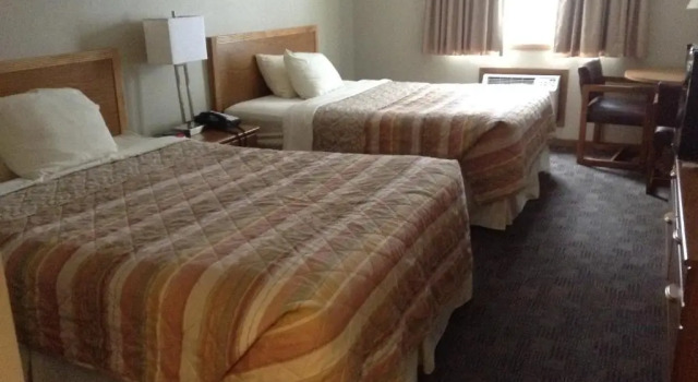 Четырёхместный номер Standard SunRise Inn Hotel