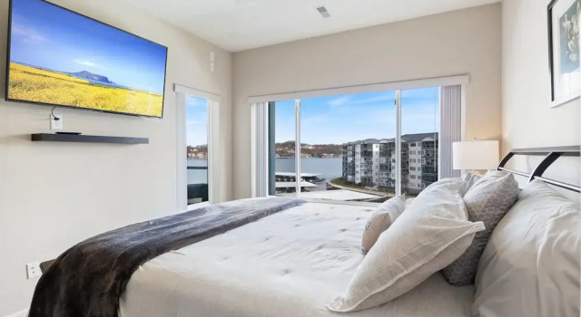 Serene Lake View and Easy Access to Local Delights