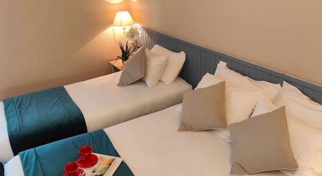 Трёхместный семейный номер Standard Logis Hôtel Cartier