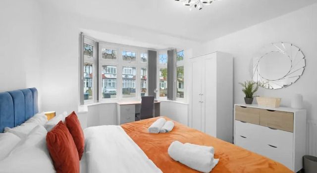 Spacious 5BR 3BA Serviced Hse in Croydon