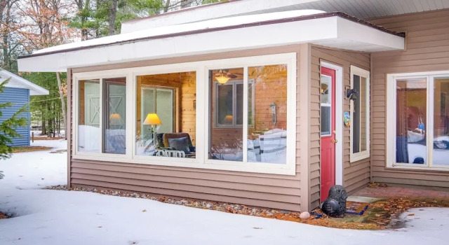 Коттедж Cozy Cottage w/ Sunroom - Walk to Higgins Lake