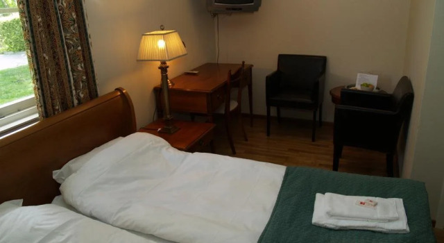 Laurenti, Book Hotel  