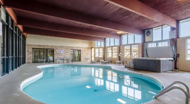 Люкс с видом на бассейн Wyndham Garden Salina Conference Center