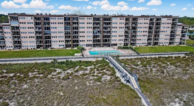 Номер Standard Oceanfront Condo with Beach Access, Pool, and Tennis Court by RedAwning